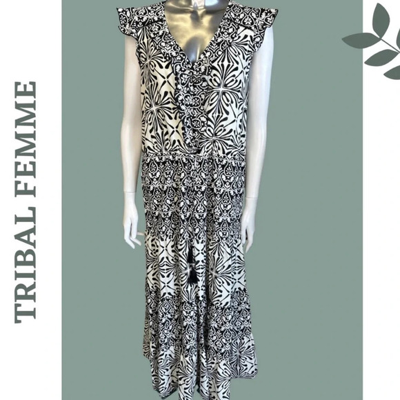 Tribal Lined Combo Print Maxi Dress w/Drawstring
Black 8880-3647-0002 Size
Small - Picture 4 of 6